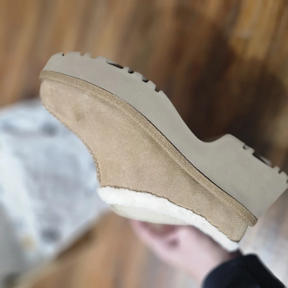 UGG Clogs - Picture 4 of 4